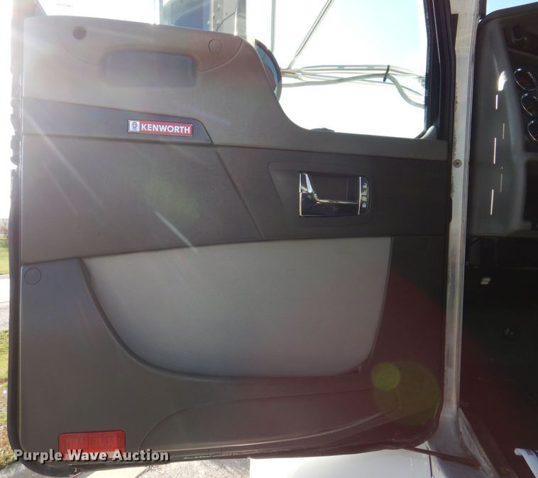 image for item KW9765 2014 Kenworth T370  truck cab and chassis