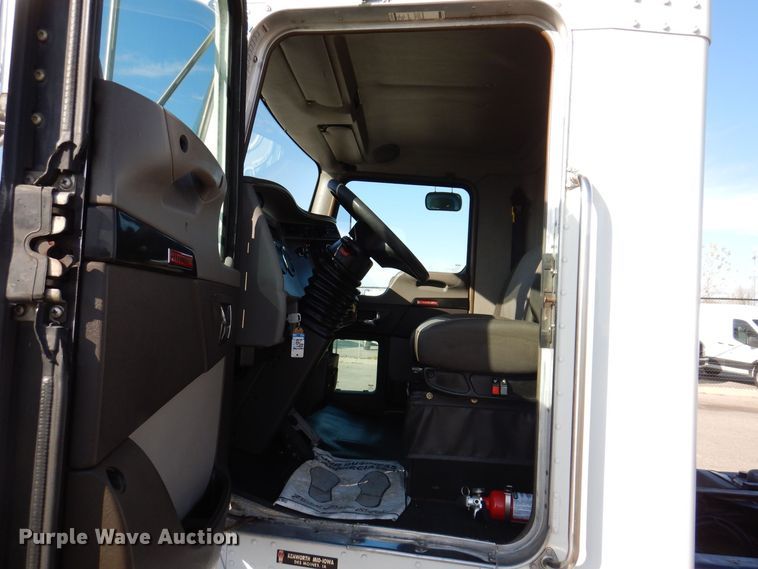 image for item KW9766 2014 Kenworth T370  truck cab and chassis