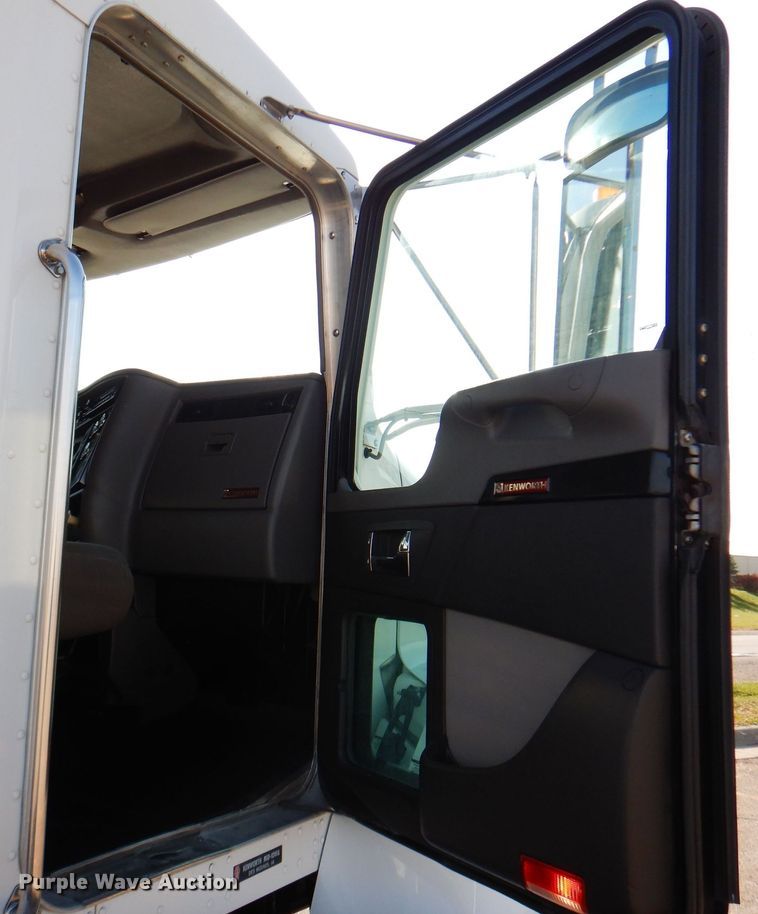 image for item KW9766 2014 Kenworth T370  truck cab and chassis
