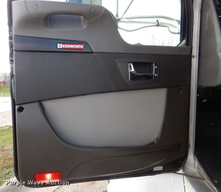 image for item KW9767 2014 Kenworth T370  truck cab and chassis