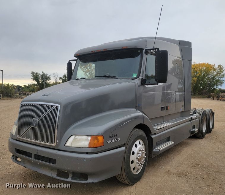 image for item LL9549 1999 Volvo VN  semi truck