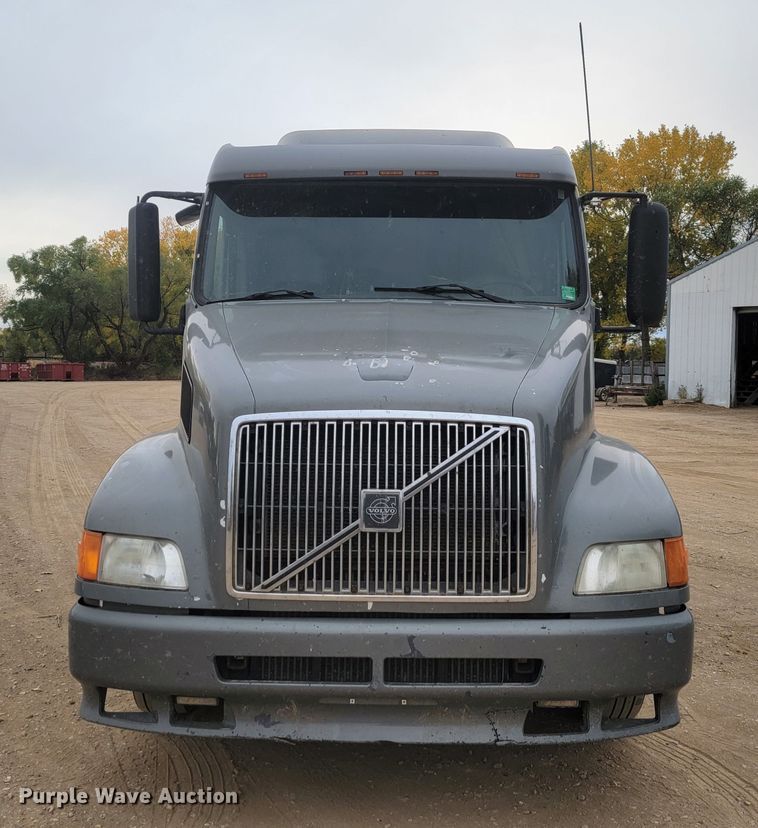 image for item LL9549 1999 Volvo VN  semi truck