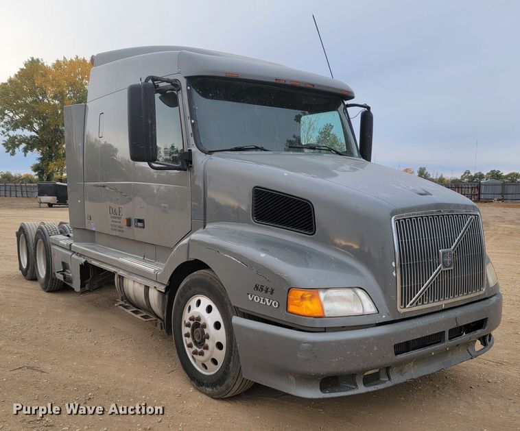 image for item LL9549 1999 Volvo VN  semi truck