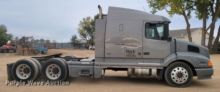 image for item LL9549 1999 Volvo VN  semi truck