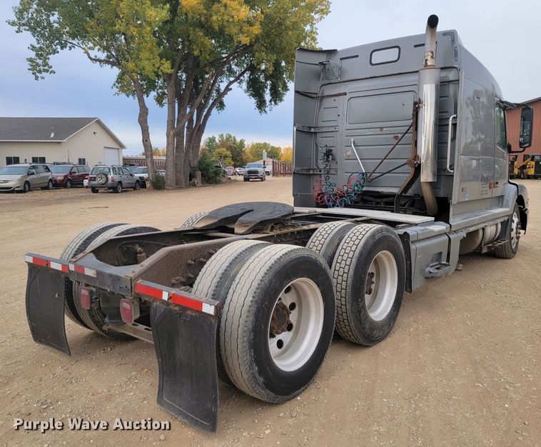 image for item LL9549 1999 Volvo VN  semi truck