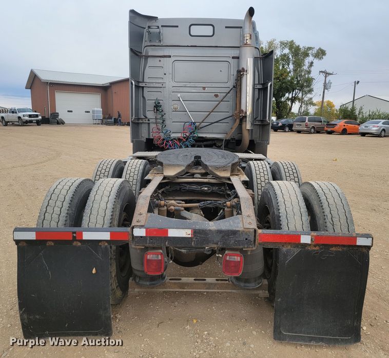 image for item LL9549 1999 Volvo VN  semi truck