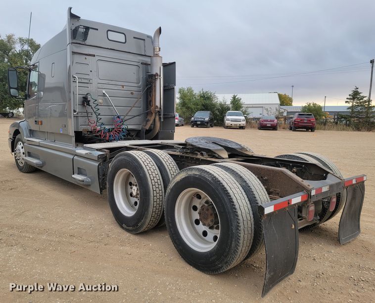 image for item LL9549 1999 Volvo VN  semi truck