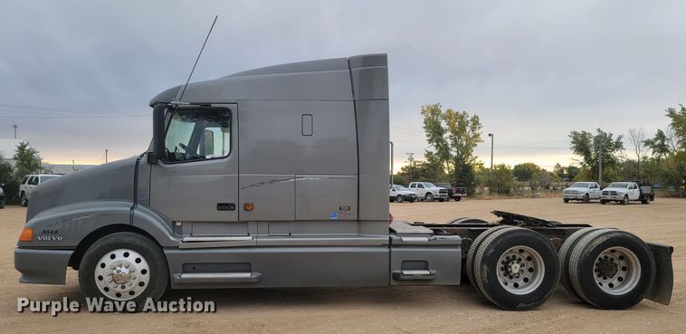 image for item LL9549 1999 Volvo VN  semi truck