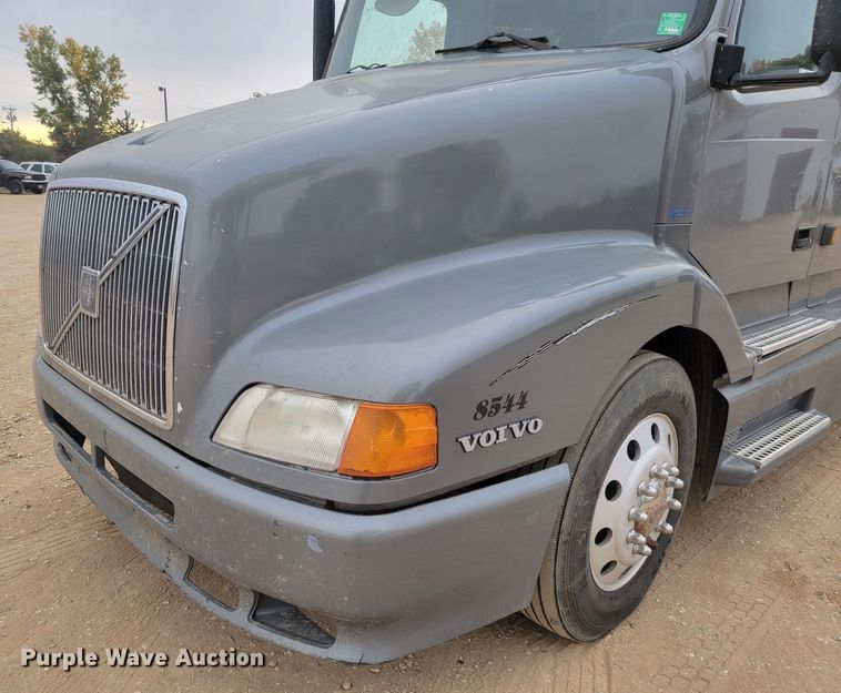 image for item LL9549 1999 Volvo VN  semi truck