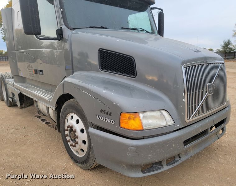 image for item LL9549 1999 Volvo VN  semi truck