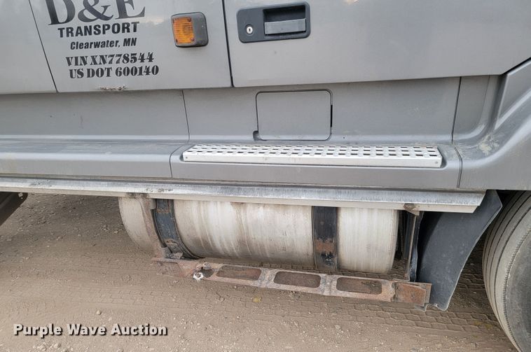 image for item LL9549 1999 Volvo VN  semi truck