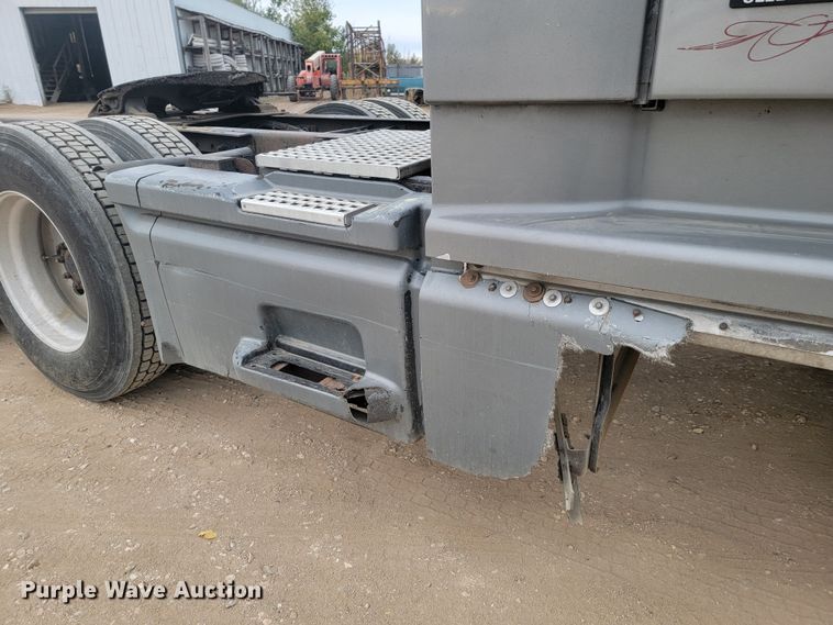 image for item LL9549 1999 Volvo VN  semi truck