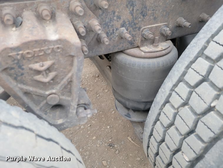 image for item LL9549 1999 Volvo VN  semi truck