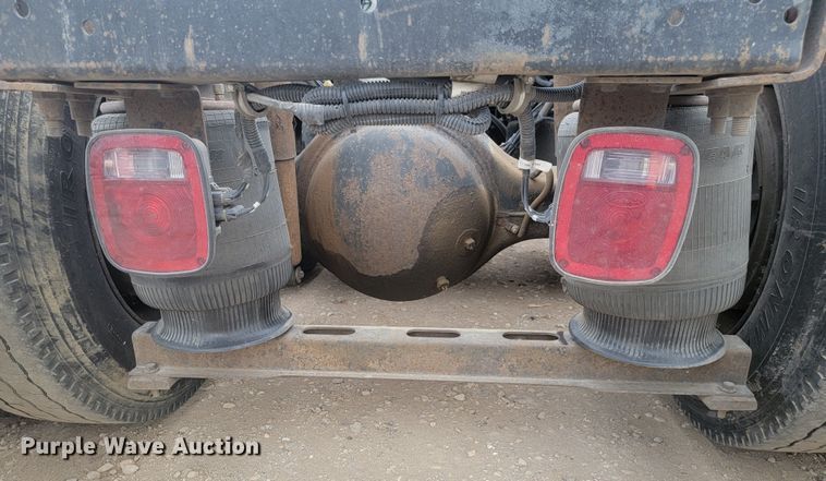 image for item LL9549 1999 Volvo VN  semi truck