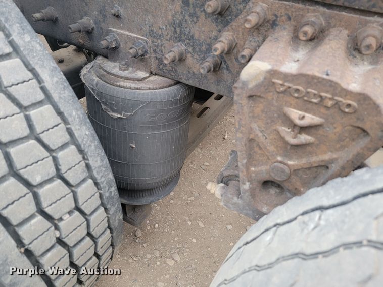 image for item LL9549 1999 Volvo VN  semi truck