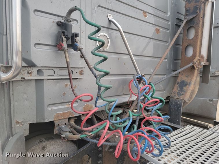 image for item LL9549 1999 Volvo VN  semi truck