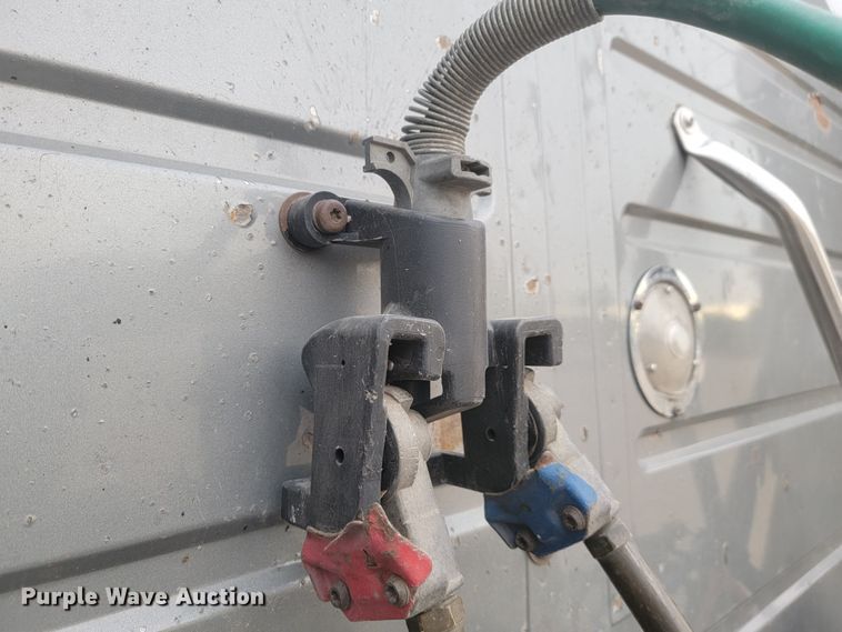 image for item LL9549 1999 Volvo VN  semi truck