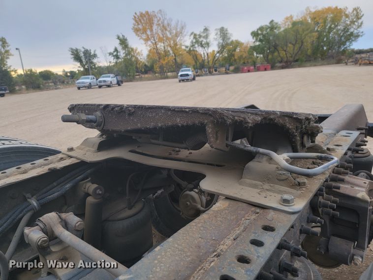 image for item LL9549 1999 Volvo VN  semi truck