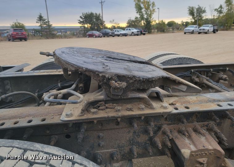 image for item LL9549 1999 Volvo VN  semi truck