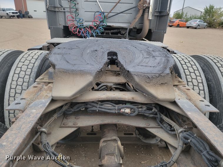 image for item LL9549 1999 Volvo VN  semi truck