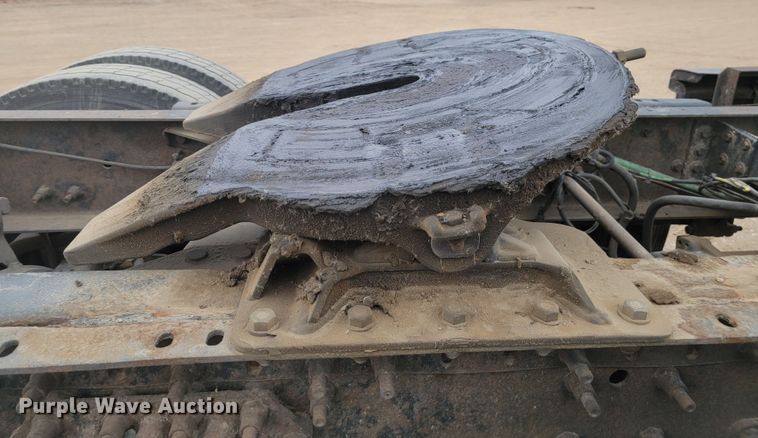 image for item LL9549 1999 Volvo VN  semi truck