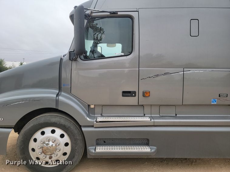 image for item LL9549 1999 Volvo VN  semi truck