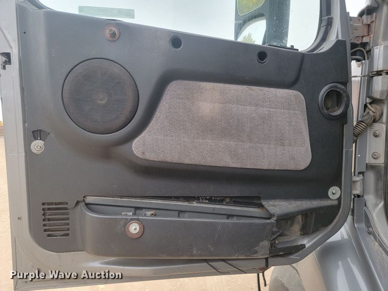 image for item LL9549 1999 Volvo VN  semi truck