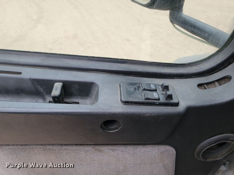 image for item LL9549 1999 Volvo VN  semi truck