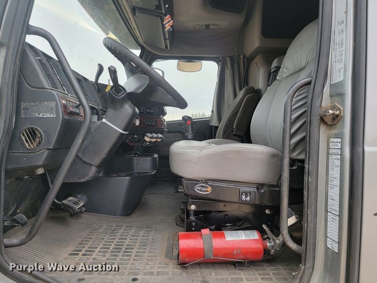 image for item LL9549 1999 Volvo VN  semi truck