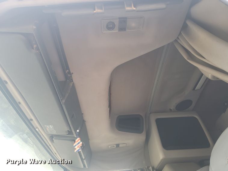 image for item LL9549 1999 Volvo VN  semi truck