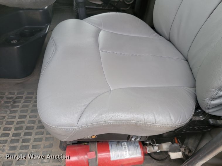 image for item LL9549 1999 Volvo VN  semi truck