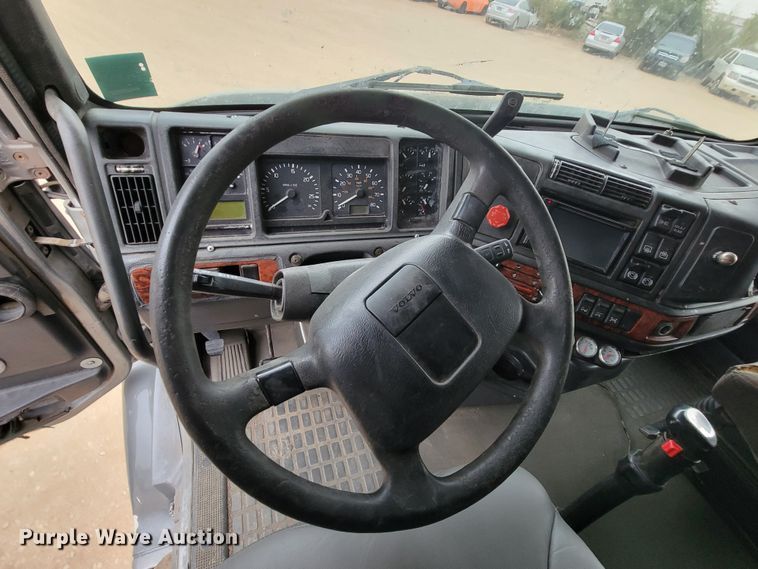image for item LL9549 1999 Volvo VN  semi truck