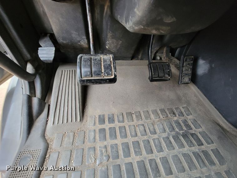 image for item LL9549 1999 Volvo VN  semi truck