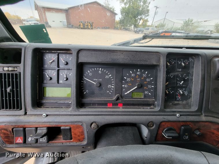 image for item LL9549 1999 Volvo VN  semi truck