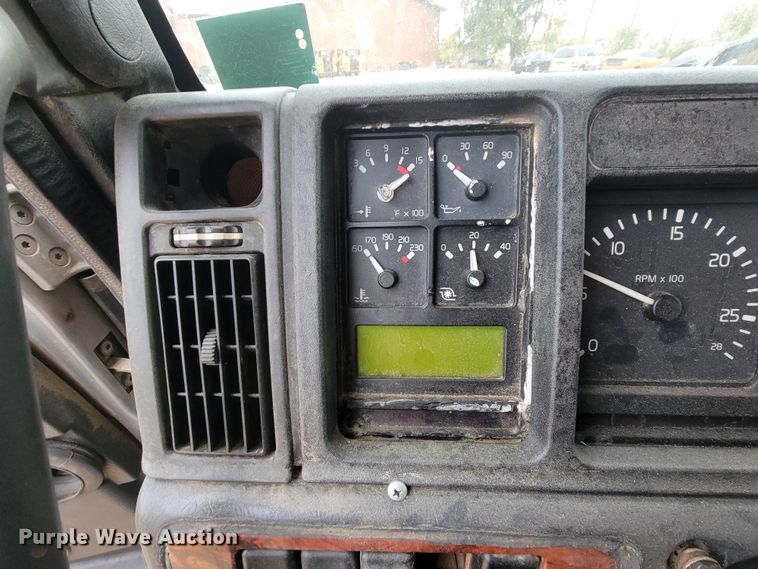 image for item LL9549 1999 Volvo VN  semi truck