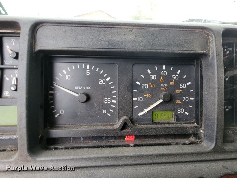 image for item LL9549 1999 Volvo VN  semi truck