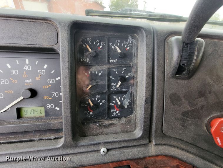 image for item LL9549 1999 Volvo VN  semi truck