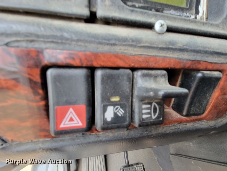 image for item LL9549 1999 Volvo VN  semi truck