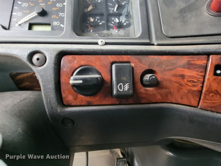 image for item LL9549 1999 Volvo VN  semi truck