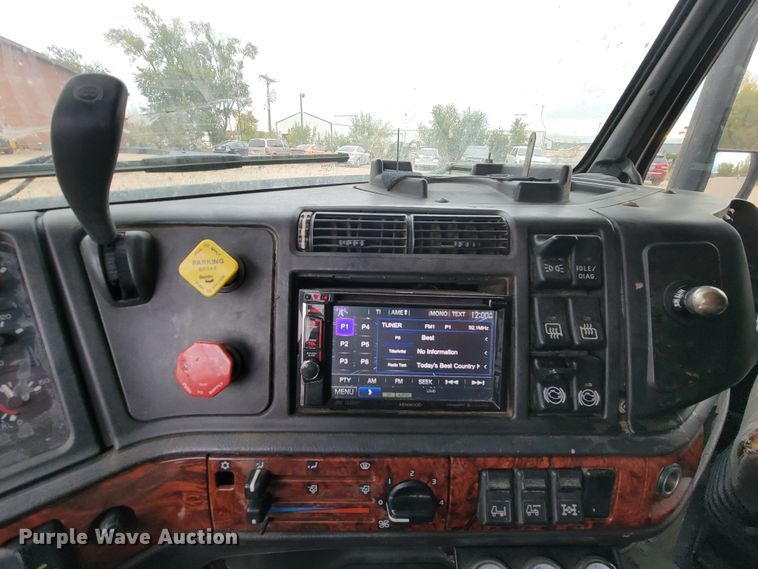 image for item LL9549 1999 Volvo VN  semi truck