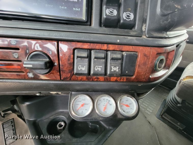 image for item LL9549 1999 Volvo VN  semi truck