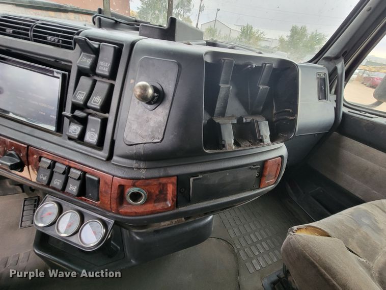 image for item LL9549 1999 Volvo VN  semi truck