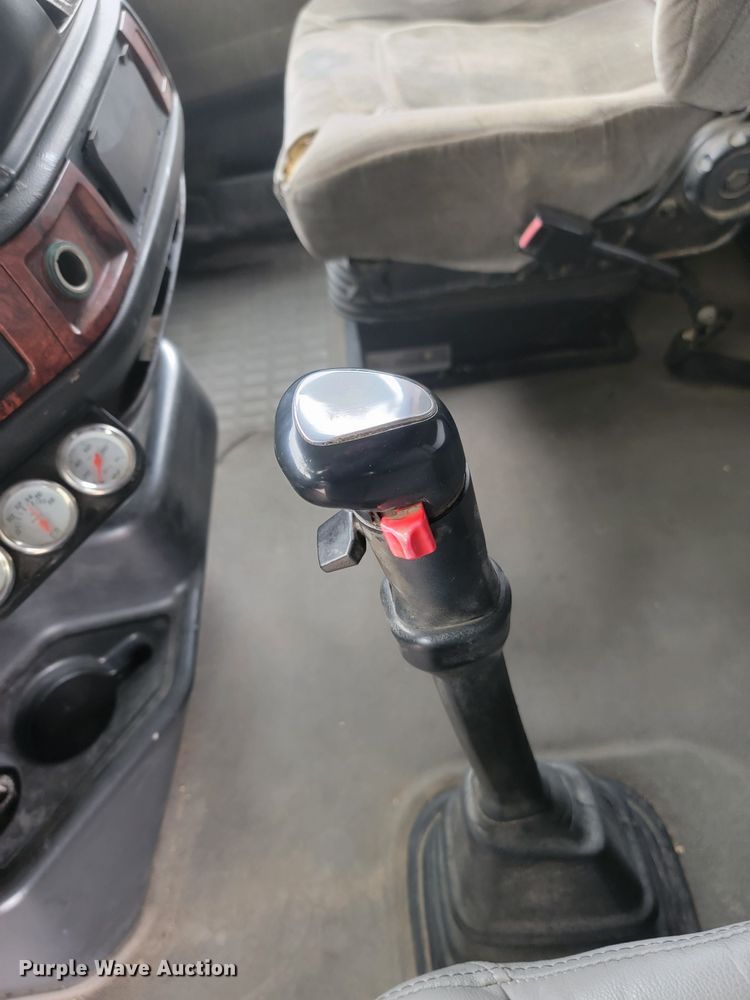 image for item LL9549 1999 Volvo VN  semi truck