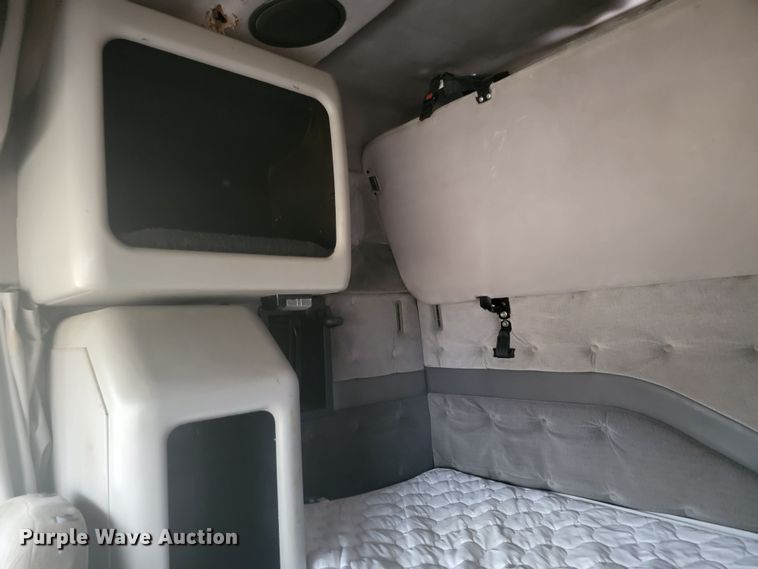 image for item LL9549 1999 Volvo VN  semi truck