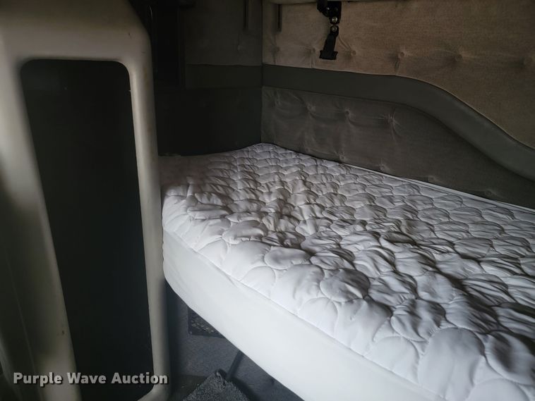 image for item LL9549 1999 Volvo VN  semi truck