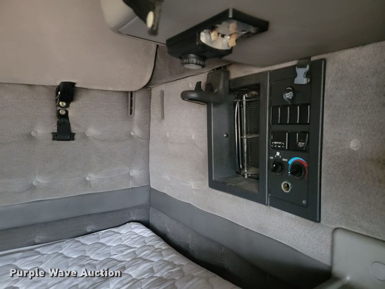 image for item LL9549 1999 Volvo VN  semi truck