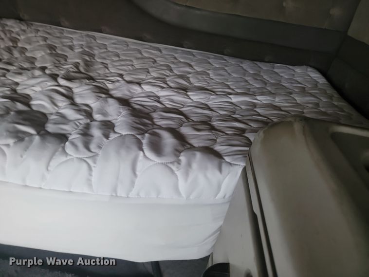 image for item LL9549 1999 Volvo VN  semi truck