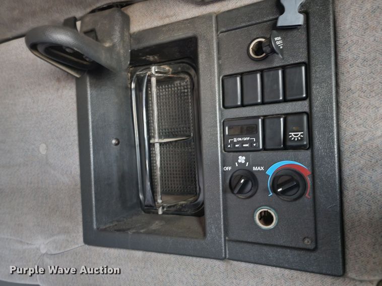 image for item LL9549 1999 Volvo VN  semi truck