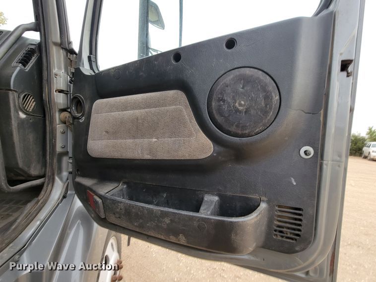 image for item LL9549 1999 Volvo VN  semi truck