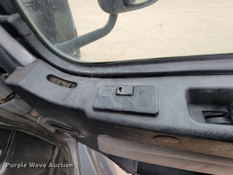 image for item LL9549 1999 Volvo VN  semi truck